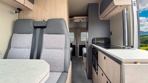 H5 – Auto Trail Expedition 67 Flex - 4 berth Campervan