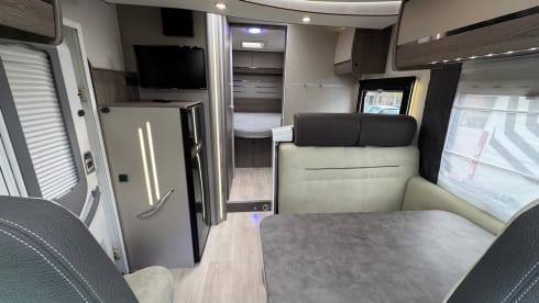 Chausson 758 – 5-person luxury camper with barbecue and outdoor shower 