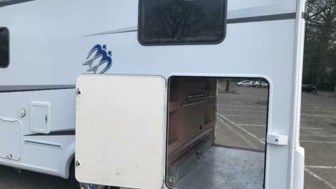 Birdy – Geweldige camper met 4 vaste bedden voor familie of events - XL garage