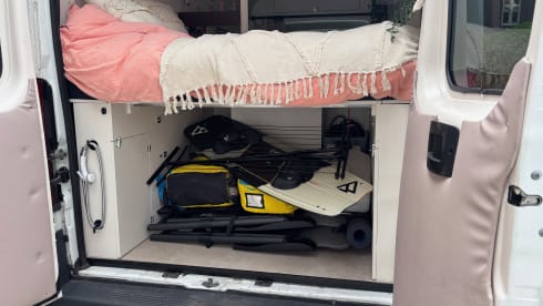 Monty – 2p Peugeot bus from 2017