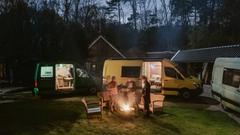 Drommedaris – 2p Land Rover defender 110 met rooftop uit 1985