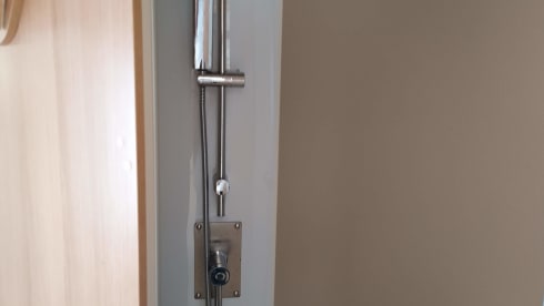 Découvrez notre camping-car McLouis luxueux et pratique - idéal pour les familles !