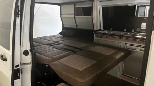 4p Volkswagen campervan uit 2017