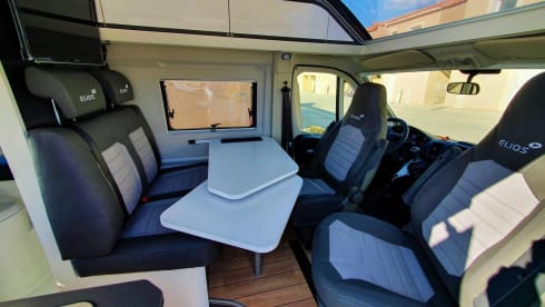 Ongi – Furgone attrezzato per 4 persone con tetto apribile