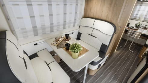 Mont Blanc – 2024 Manual 6 Berth Auto-Roller 747