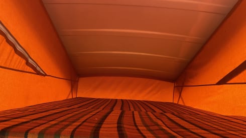 HIPPIECAMP – Retro Volkswagen camper with 4 sleeping places