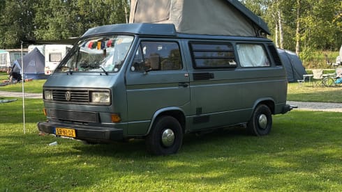 Kamper Barry – 4-person Volkswagen campervan from 1984