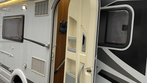 Onze camper is ook gedurende de bouwvak vakantie 2026 beschikbaar voor verhuur – 4p Dethleffs Esprit 7090 semi-integrated