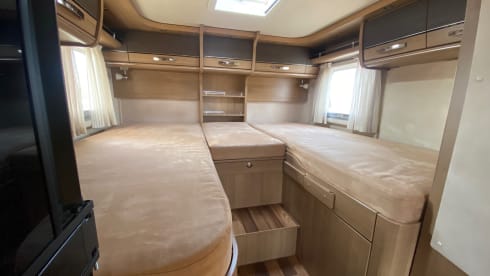 Kap – 4 person Hymer integrated with length beds!