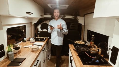 Hip self-built camper bus
