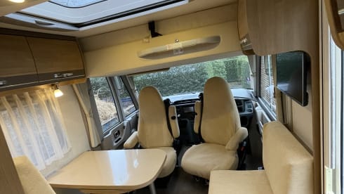 Hymer – Recent well equipped integral mobile home