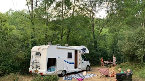 Koos – Cozy 5p alcove camper from 2015