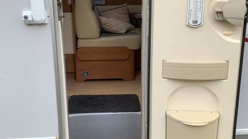 4p LMC semi-integrated with awning, air conditioning and cruise control.