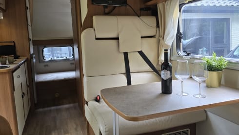 New spacious alcove camper with 7 sleeping places and air conditioning in the house.