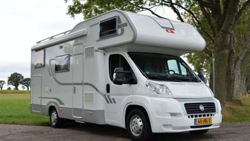 Beautiful complete and very neat 6-person camper (Fiat Ducato Adria Mobil)