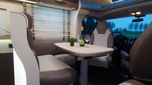 Luxuriously equipped 4-person Chausson