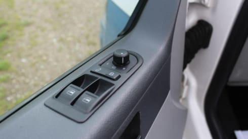 VW T5, luxury Two-Tone from 2015, new installation, automatic, many extras