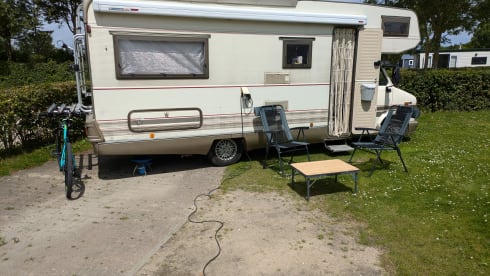 Harry – 5P Camper (Airfryer, Dolce Gusto, TV, Cool box, JBL box, bicycle carrier)