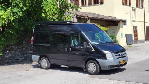 Zweisitziger Ford-Bus aus dem Jahr 2011