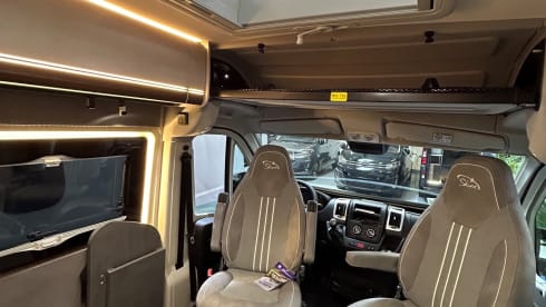 Pössl 600 – New Pössl campervan with length beds