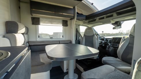Chausson 2 – Beautiful and spacious semi-integrated car with automatic transmission, fantastic layout