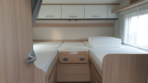 Luxe Sunlight  – Beautiful richly equipped Camper, very fresh and very young.