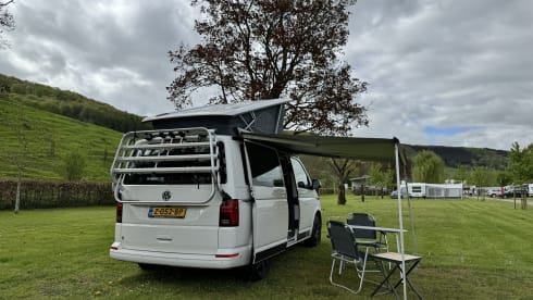 Witte VW California – Volkswagen CALIFORNIA T6 Edition (4p) from 2018. Possibly. with motorcycle trailer