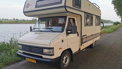 Get away with this 5 person camper!