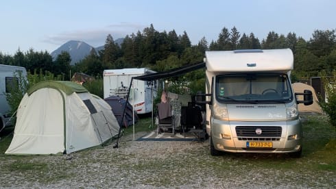 Lowieke – Profitez d'une belle excursion dans un camping-car familial propre et spacieux !