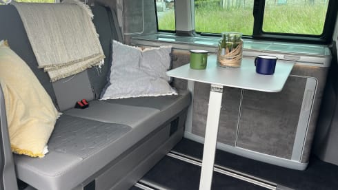 4p Volkswagen campervan uit 2024