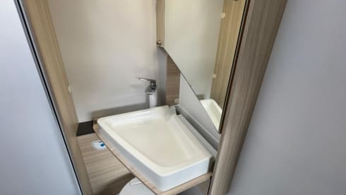 7 berth Adria sunliving ad70dk. Reg 2022