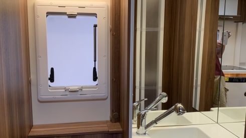 VIP 6 berth & 6 seatbelts – WiFi ✅ 2 TV's ✅ Pets ✅ Bikes ✅ Awning ✅ EU Travel ✅