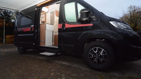 Black Beauty – Luxury Pilote bus camper for 2 persons
