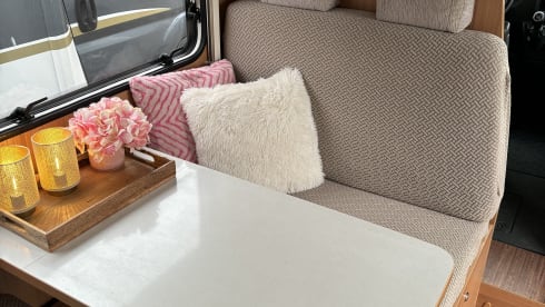 LMC Family Alcove Camper 6 persons Space saver! 