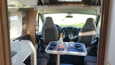 Adriaantje – LUXURY RV with QUEENSBED 4 pers