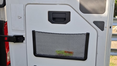 4p VW Crafter offgrid bus uit 2026 met lengtebed, daktent en fietsendrager