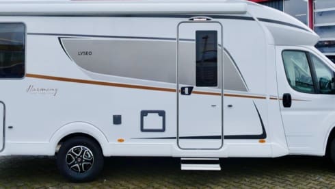 4. LeySi – Luxury mobile home Bürstner Lyseo TD744 Harmony