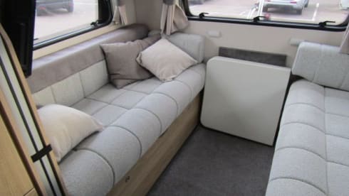 Darcy – Luxury 6 berth motorhome includes insurance and breakdown