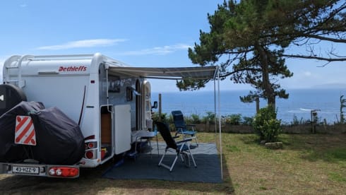 Compact Dethleffs 2-person camper