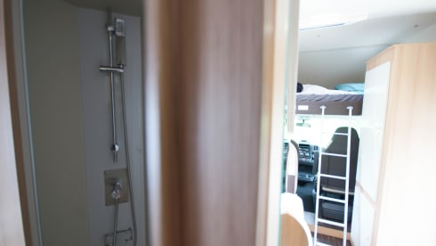 Kampeerwagen met 6 ruime slaapplaatsen