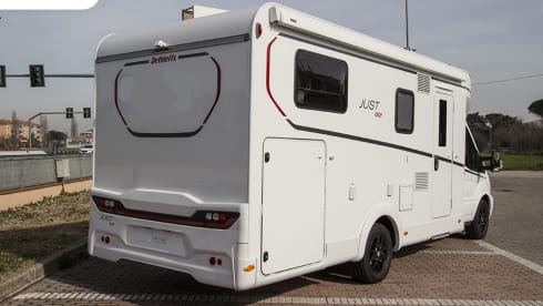 Just GO – Dethleffs Just GO 4-seater semi-integrated camper
