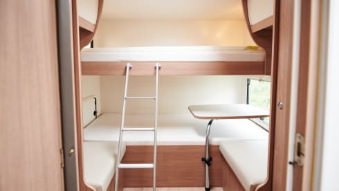 Spacious integral camper for 5 people