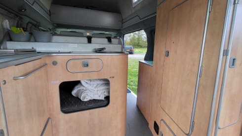 Nuggie – 4-5 seater 2008 Ford Nugget with high roof 