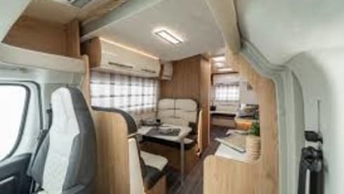 747 – RollerTeam 747 Luxus-Wohnmobil mit 6 Schlafplätzen