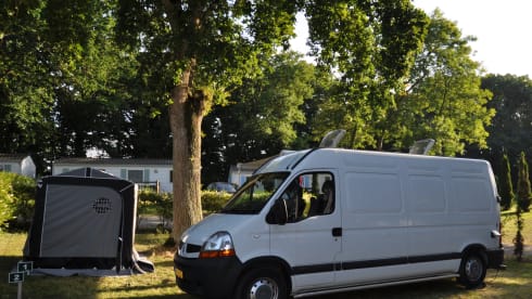 Fully equipped 2-person Renault camper van with bed up to 175 x 205 cm