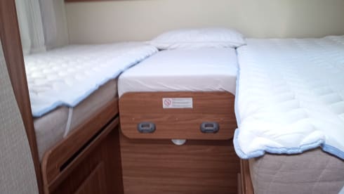 Spacious neat 2 pers. carado / hymer camper.