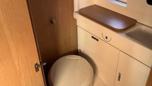 Cara – Van (6 m) from Weinberg with pop-up roof for rent