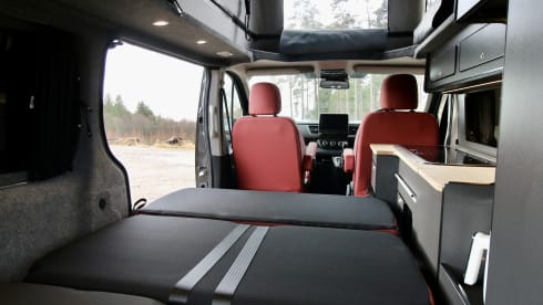 Floyd – 2025 Renault Crusader Off-Grid 4-berth Campervan