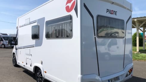 der U – (T) Floor plan with rear seating group: Pilote P696 U Evidence