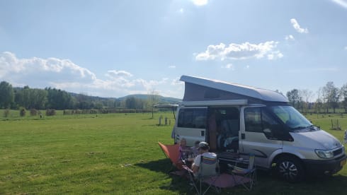 Adventurous Ford Nugget camper van with pop-up roof (4 persons)